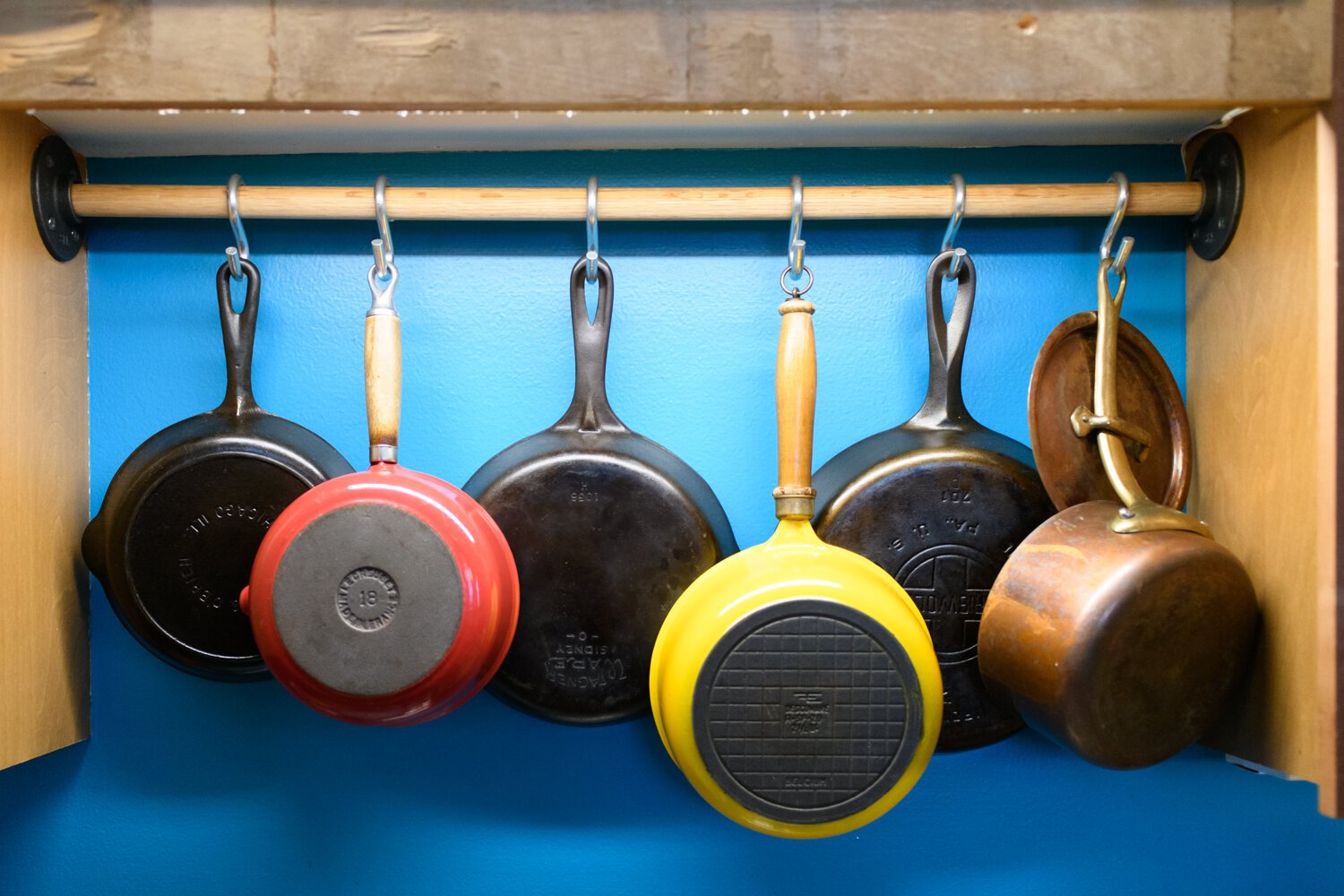 Pots and pans are hung up in a creative way in the kitchen.